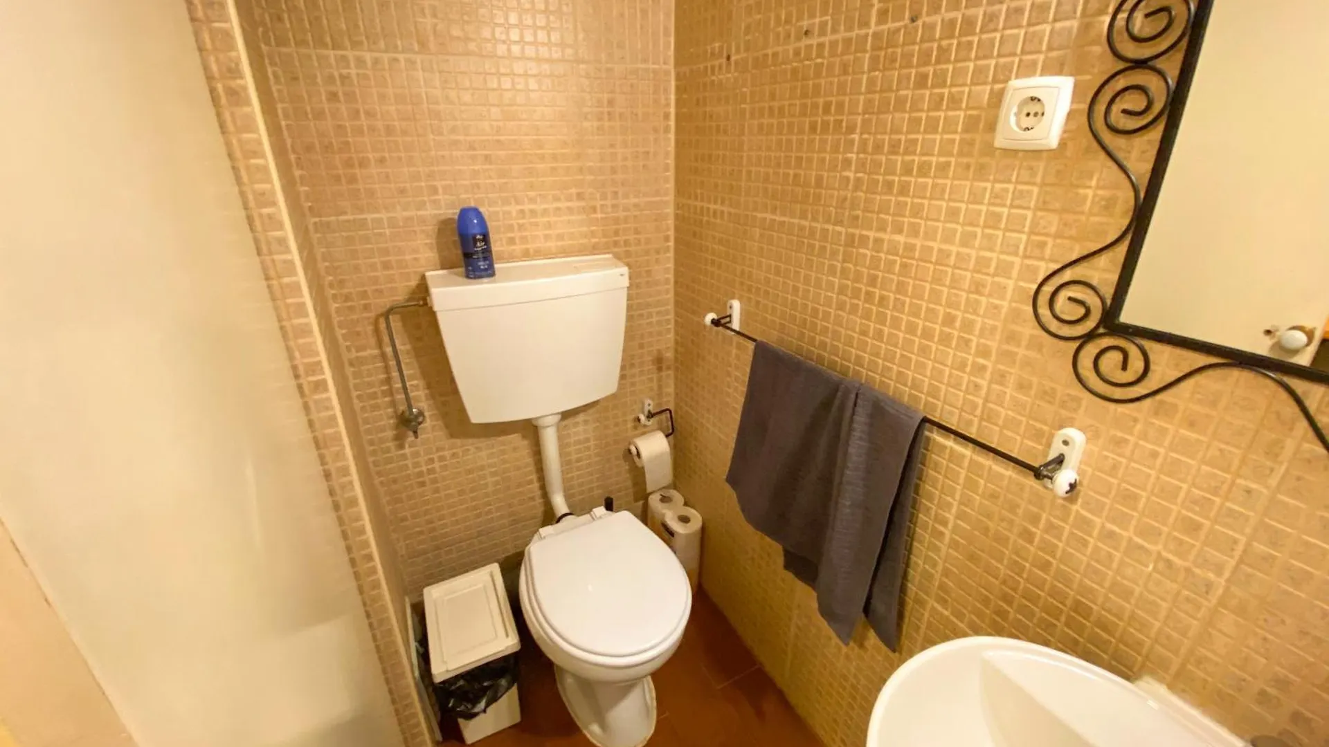Charming Bairro Alto 2-Bedroom Escape Lisbon