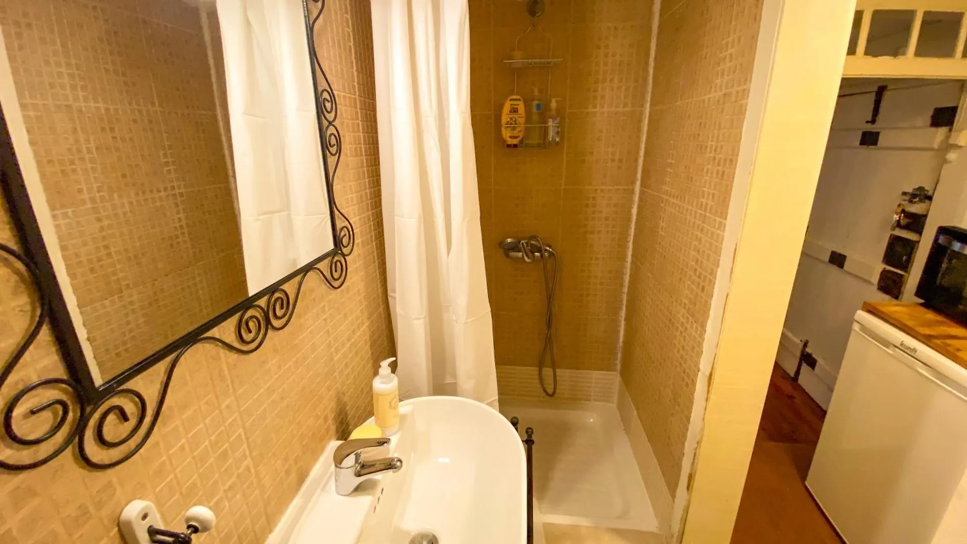Charming Bairro Alto 2-Bedroom Escape Lisbon 0*,