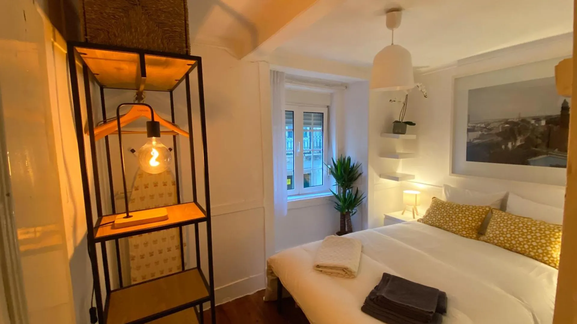Charming Bairro Alto 2-Bedroom Escape Lisbon 0*,