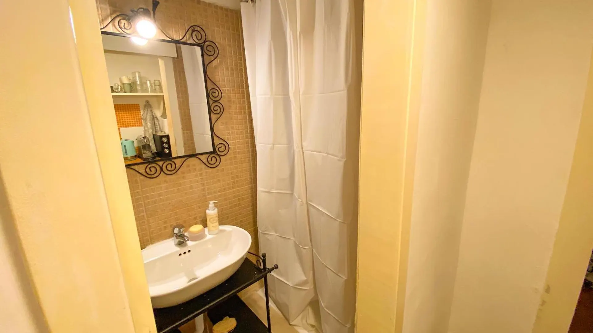 Charming Bairro Alto 2-Bedroom Escape Лиссабон Апартаменты