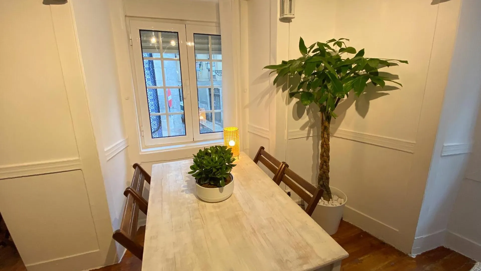 Charming Bairro Alto 2-Bedroom Escape Лиссабон